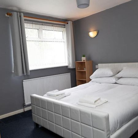 3 Bed Home Sleeps 8 People Located 1 Min From Train Stop - Otley Terrace Oldham Exterior foto