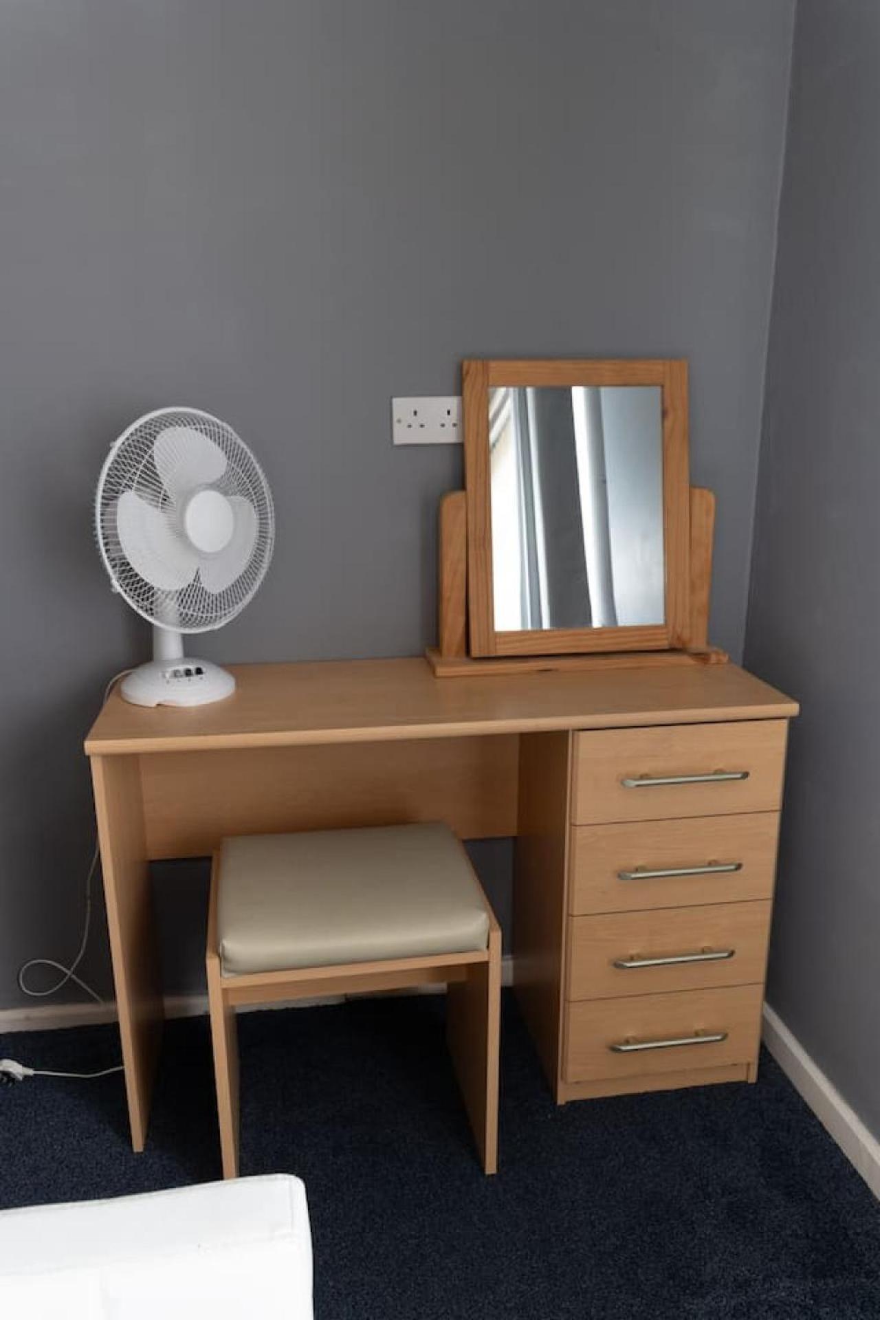 3 Bed Home Sleeps 8 People Located 1 Min From Train Stop - Otley Terrace Oldham Exterior foto