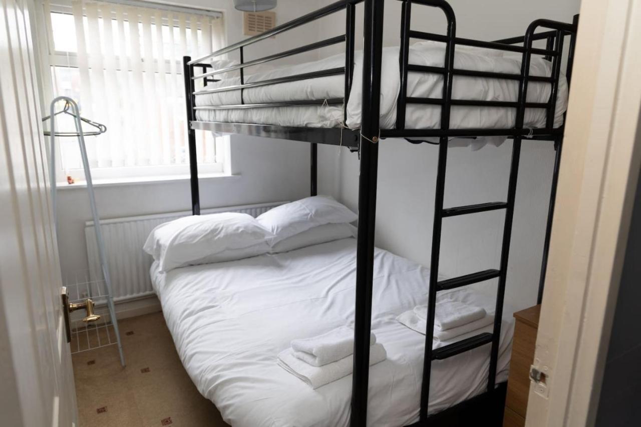 3 Bed Home Sleeps 8 People Located 1 Min From Train Stop - Otley Terrace Oldham Exterior foto
