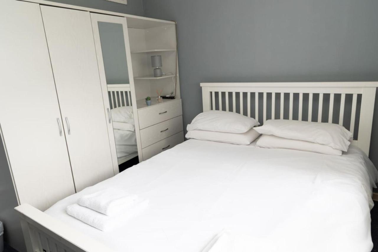 3 Bed Home Sleeps 8 People Located 1 Min From Train Stop - Otley Terrace Oldham Exterior foto