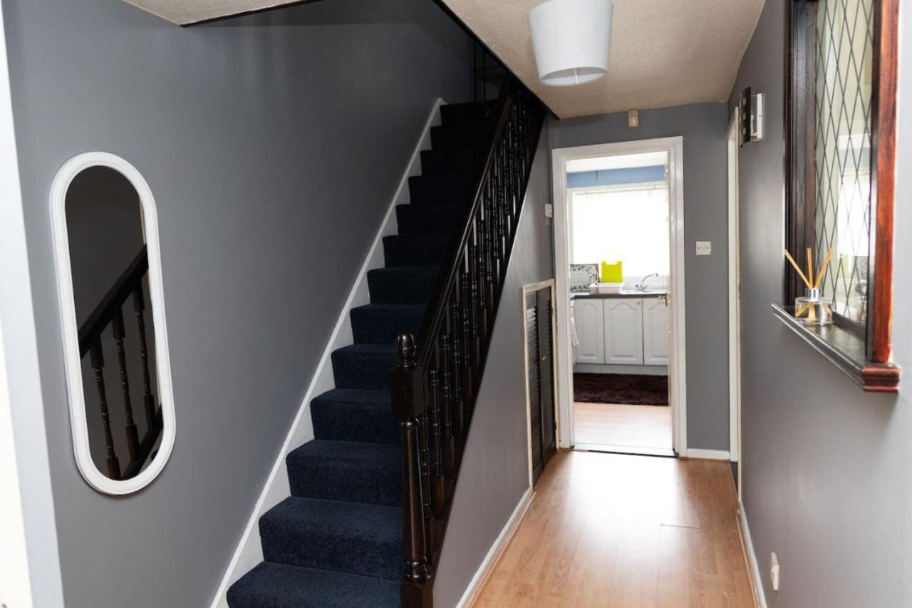 3 Bed Home Sleeps 8 People Located 1 Min From Train Stop - Otley Terrace Oldham Exterior foto