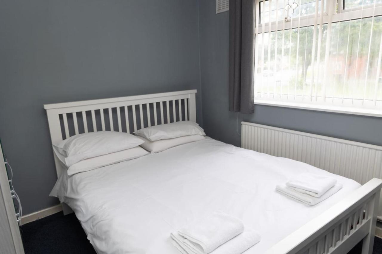 3 Bed Home Sleeps 8 People Located 1 Min From Train Stop - Otley Terrace Oldham Exterior foto
