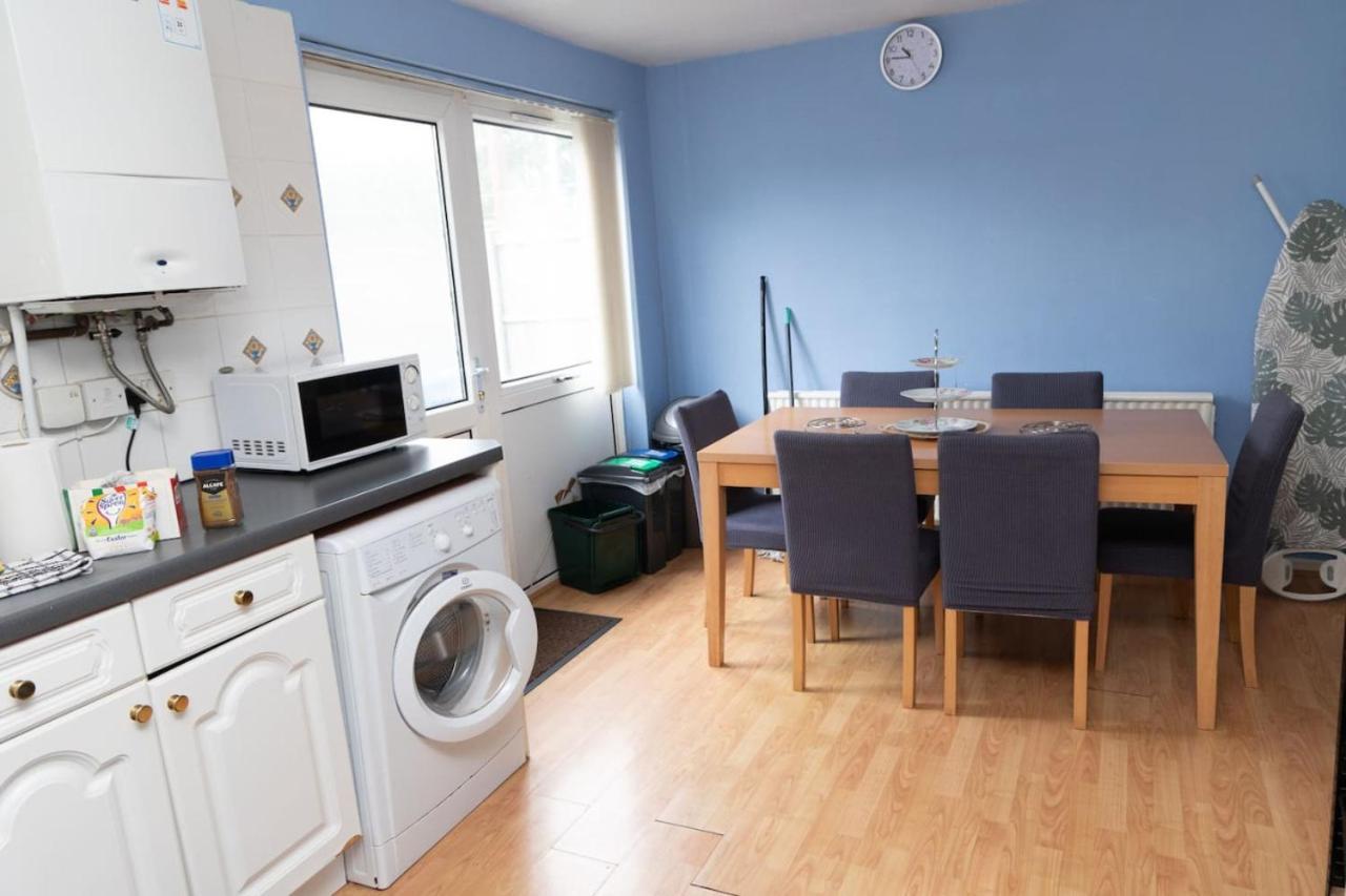 3 Bed Home Sleeps 8 People Located 1 Min From Train Stop - Otley Terrace Oldham Exterior foto
