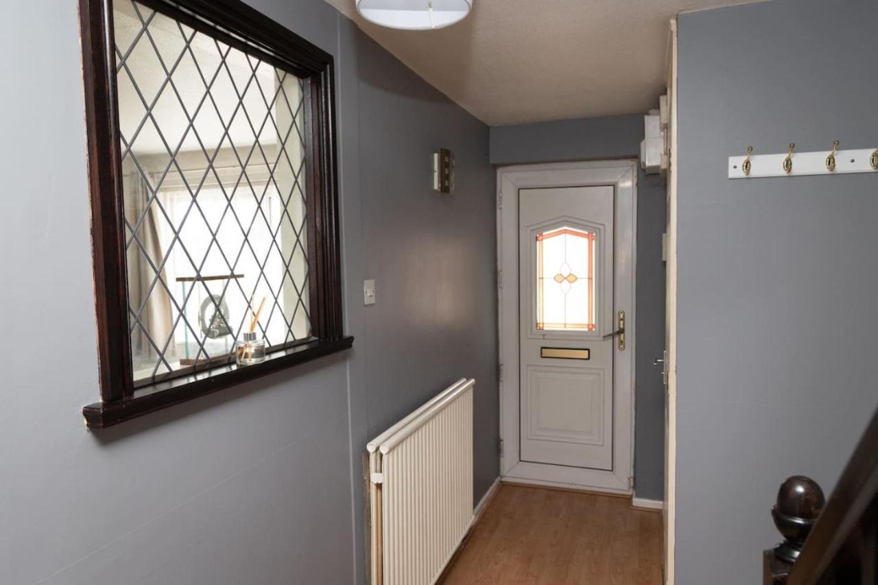 3 Bed Home Sleeps 8 People Located 1 Min From Train Stop - Otley Terrace Oldham Exterior foto