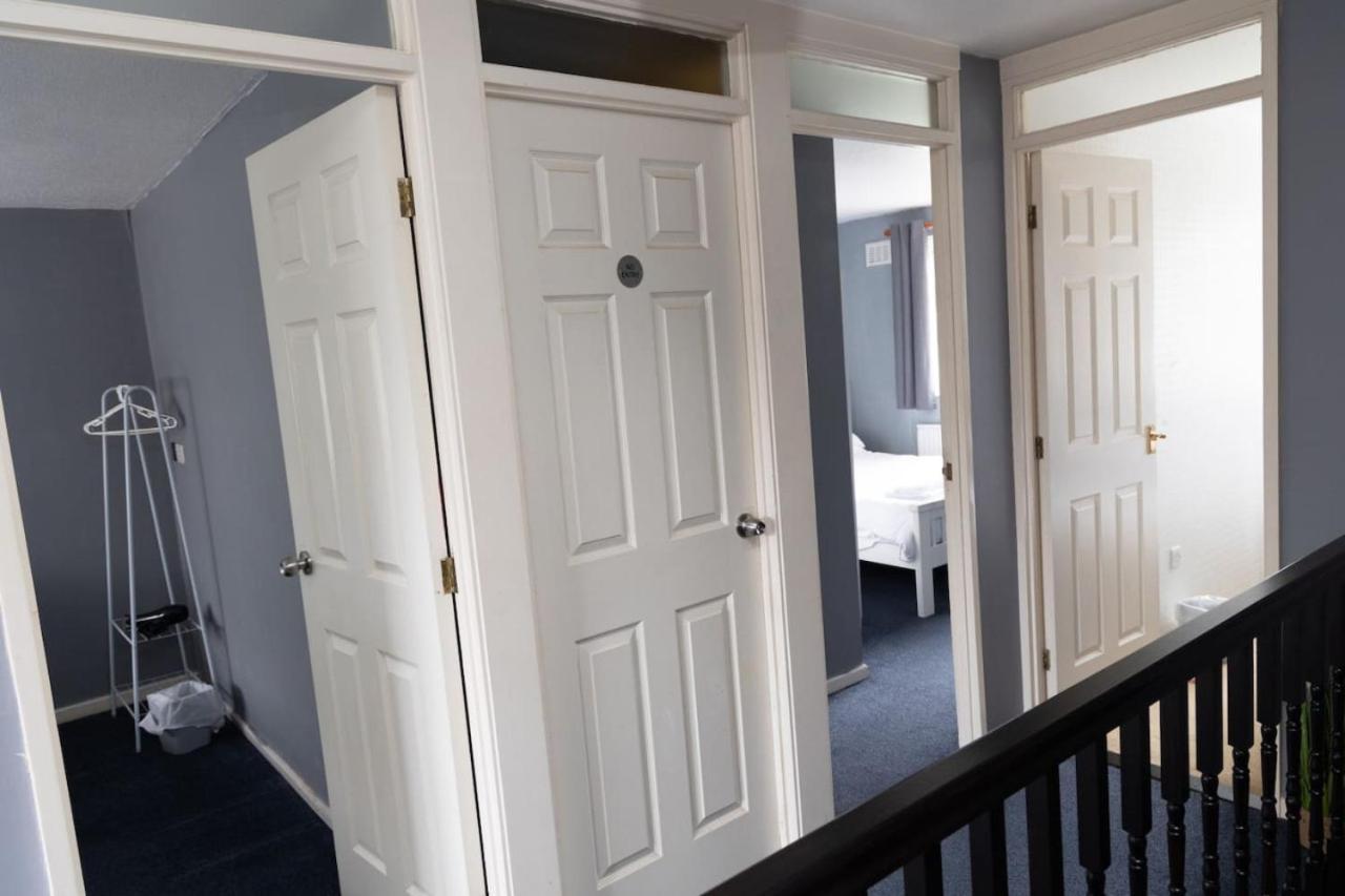 3 Bed Home Sleeps 8 People Located 1 Min From Train Stop - Otley Terrace Oldham Exterior foto