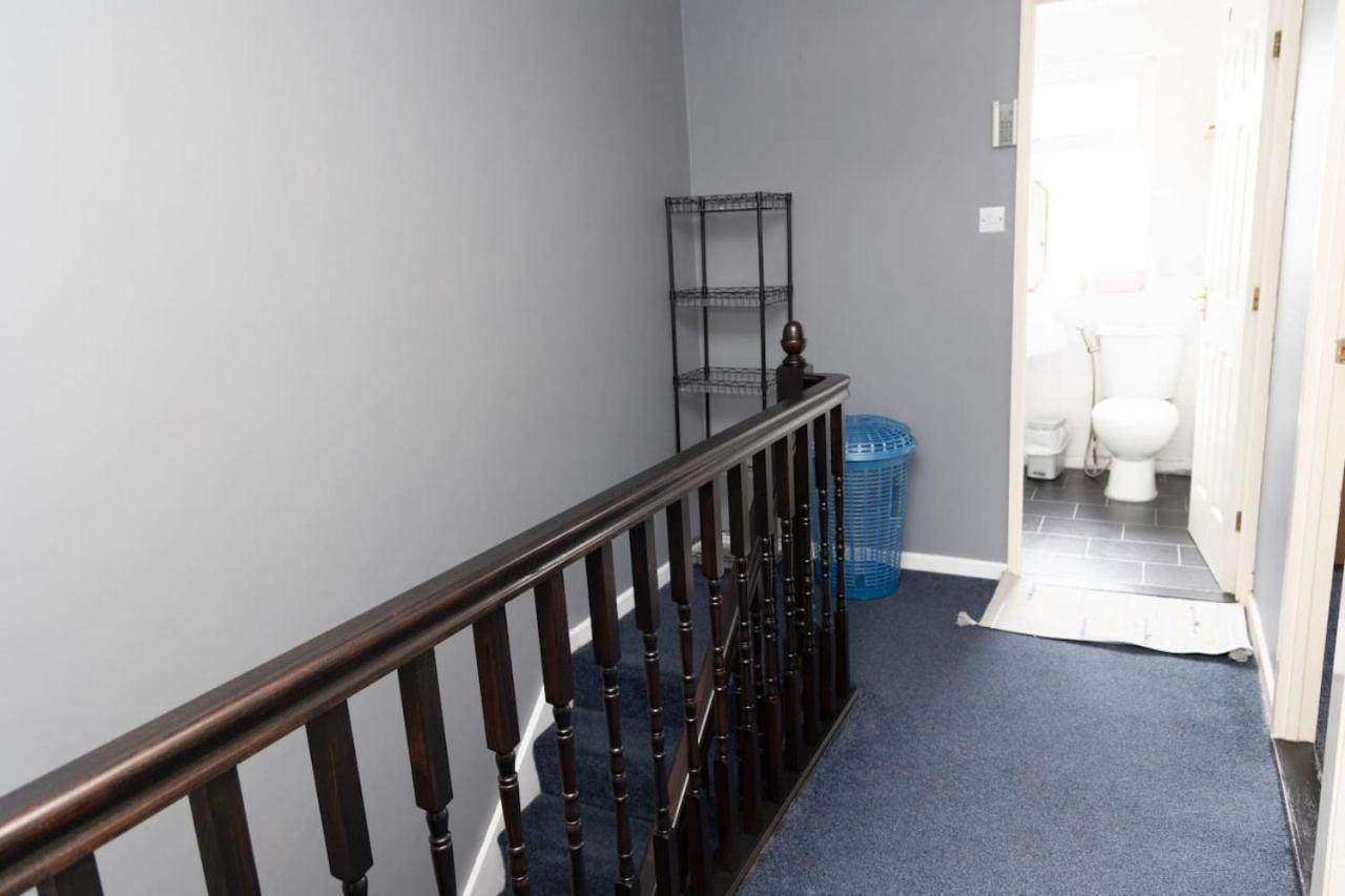 3 Bed Home Sleeps 8 People Located 1 Min From Train Stop - Otley Terrace Oldham Exterior foto