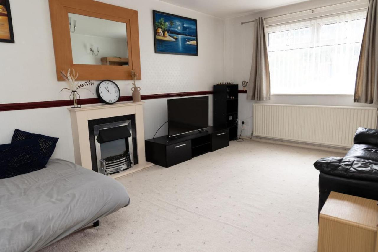 3 Bed Home Sleeps 8 People Located 1 Min From Train Stop - Otley Terrace Oldham Exterior foto