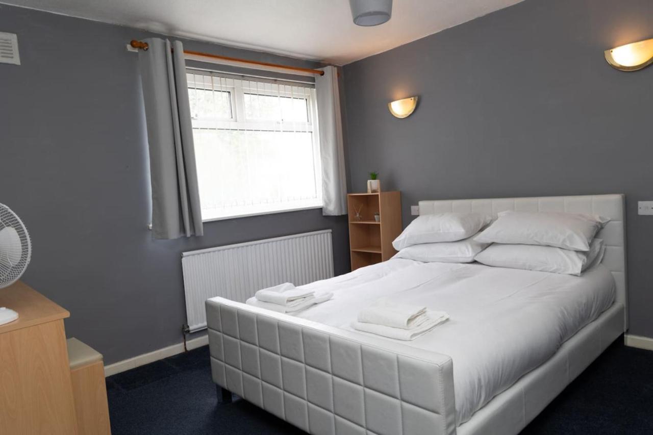 3 Bed Home Sleeps 8 People Located 1 Min From Train Stop - Otley Terrace Oldham Exterior foto