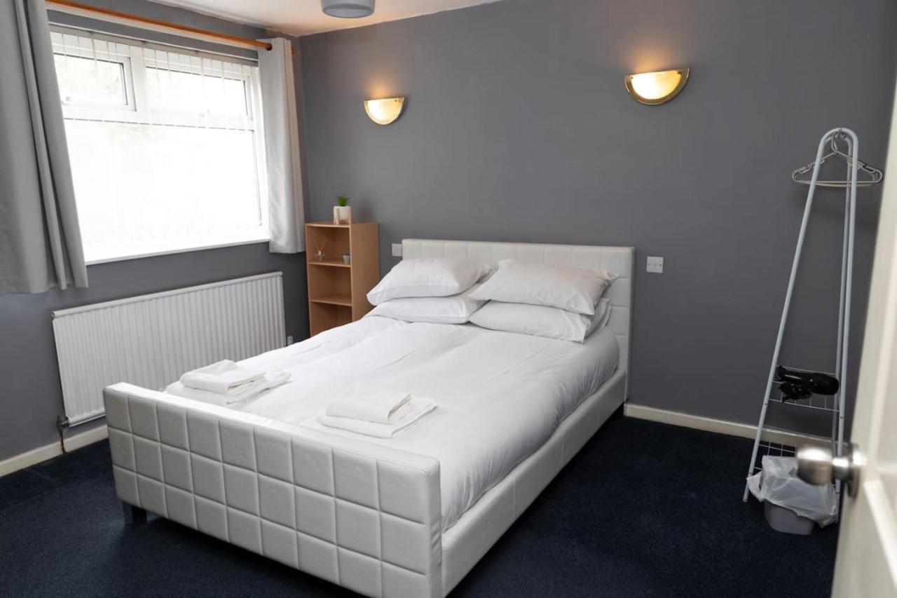 3 Bed Home Sleeps 8 People Located 1 Min From Train Stop - Otley Terrace Oldham Exterior foto
